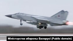 Un avion rusesc MIG-31K cu o rachetă hipersonică Kinzhal în timpul decolării pe aerodromul din Machulishchy în februarie.