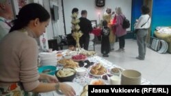 Trpezu za Badnje veče sa domaćim jelima su Ukrajinci zajedno pripremili