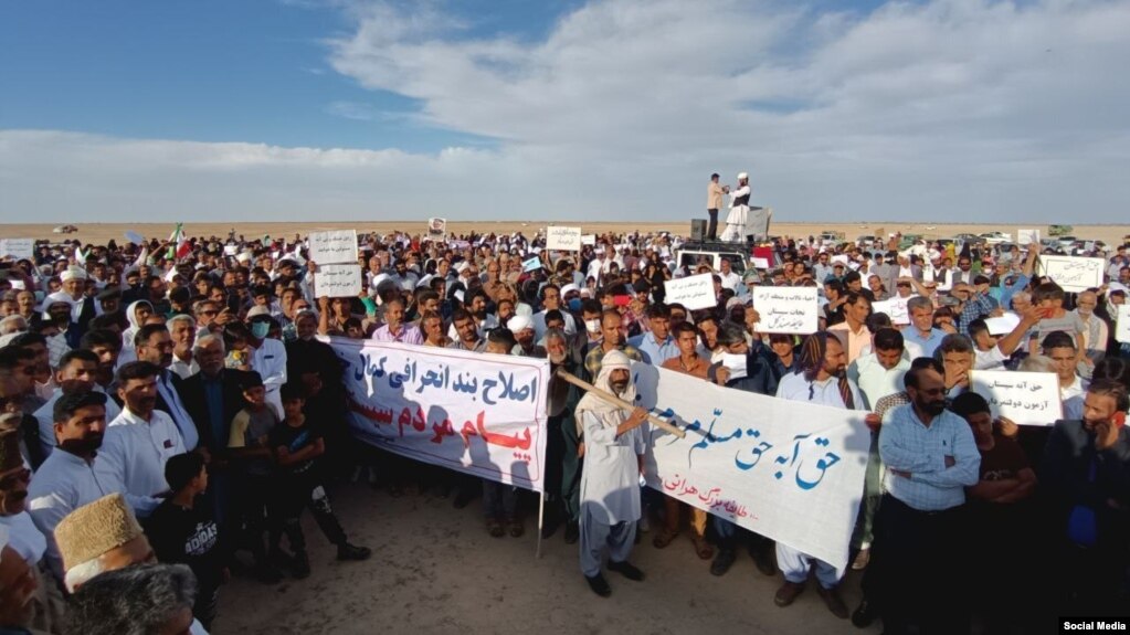 تجمع اخیر معترضان به انفعال وزارت خارجه جمهوری اسلامی و دیگر دستگاه‌های حکومتی در مورد پیگیری حق‌آبه رود هیرمند از طالبان. بستر خشک تالاب هامون