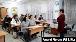 Un grup de adulți din autonomia găgăuză învață limba româna.