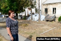 Свитлана Хинжул пред нејзиниот дом. Нејзиниот двор е сè уште полн со имотот на нејзините соседи за кои таа води грижа