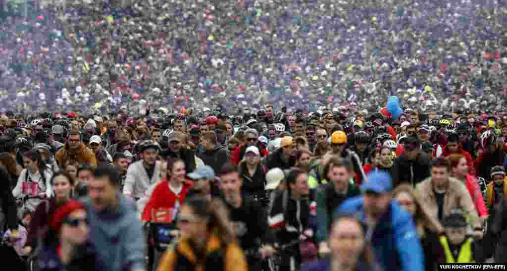 About 100,000 Russian cyclists attend the Moscow Spring Bicycle Festival.