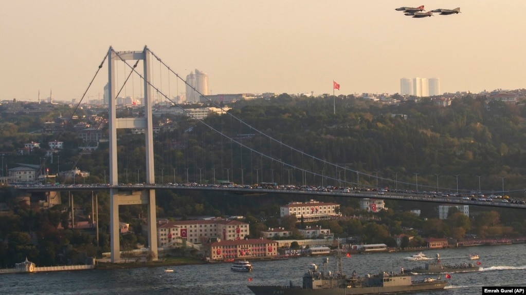 Ushtria turke, e renditur e pesta në botë për nga madhësia, pranë Urës së Bosforit, ishte pjesë e ceremonive që shënuan 100-vjetorin e Republikës Turke më 29 tetor 2023.