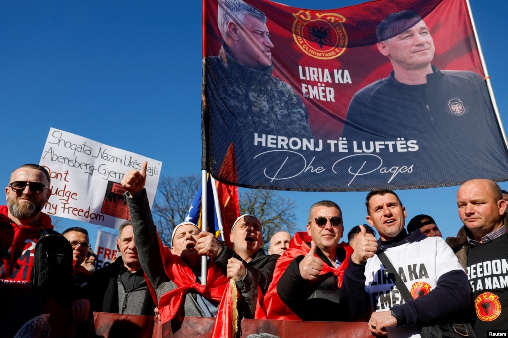Qytetarë shqiptarë nga Gjermania duke protestuar në Hagë, Holandë, 3 prill 2023.