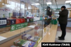 Посетитель в муниципальной аптеке в Новосибирске. Россия, 2022 год