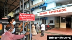 ინდოეთი. კლინიკის თანამშრომლები ამონტაჟებენ სანიშნე ბანერს - "ნიპას" საიზოლაციო ცენტრი, შესვლა სასტიკად აკრძალულია". 2023 წლის სექტემბერი