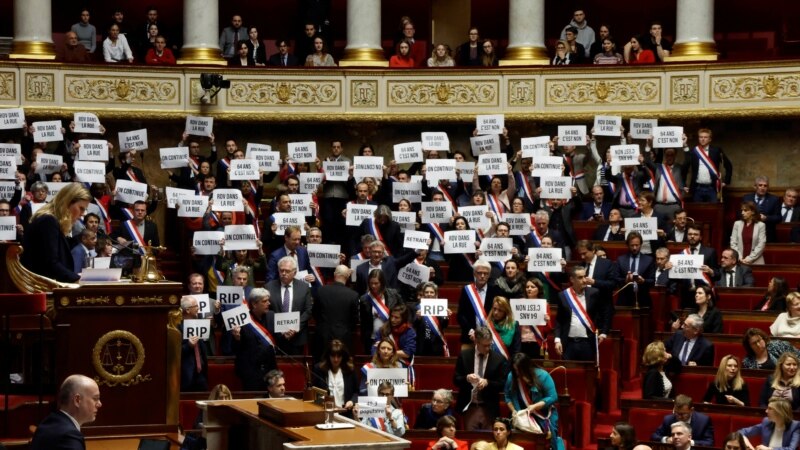 Macronovoj vladi izglasano tijesno povjerenje, protest poslanika ljevice