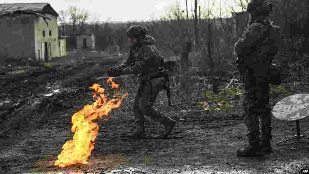 A környéket Volodimir Zelenszkij ukrán elnök már tavaly decemberben is Moszkva által elpusztított &bdquo;parázsló romként&rdquo; emlegette. A harcok azóta csak fokozódtak