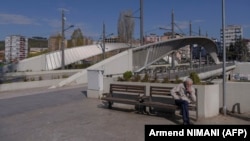 Srbi na severu bojkotovali su opštinske izbore u aprilu ove godine. Na fotografiji čovek sedi pored mosta na Ibru u Severnoj Mitrovici. Ovaj glavni most preko Ibra deli Mitrovicu, većinski naseljenu Albancima, i Severnu Mitrovicu, većinski naseljenu Srbima, april 2023.