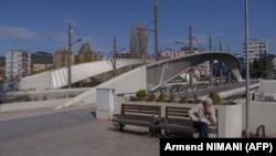 Prilaz mostu iz Severne Mitrovice 23 aprila 2023. Uprkos dogorima dve strane most koji povezuje Sevrnu Mitrovicu sa Južnom, otvoren je samo za one koji bi preko njega da pređu pešice.
