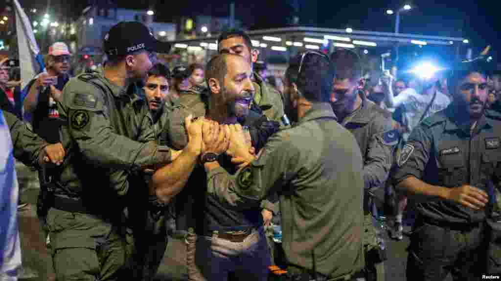 A tüntetők azt is követelik, hogy Benjamin Netanjáhú miniszterelnök írjon ki új választásokat
