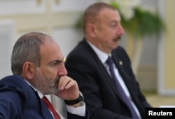 Armenia's Prime Minister Nikol Pashinian (left) and Azerbaijan's President Ilham Aliyev