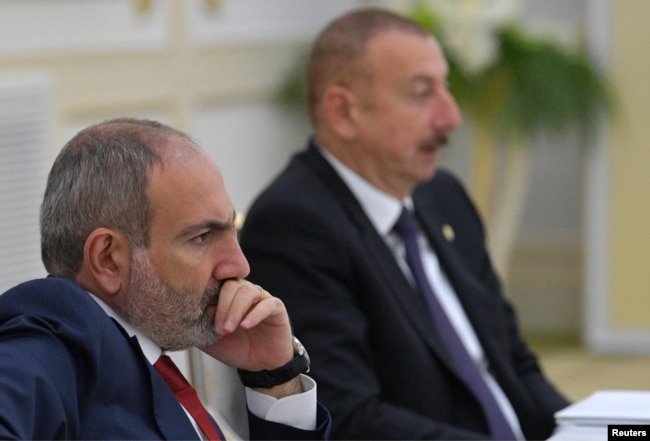 Kryeministri i Armenisë, Nikol Pashinian (majtas) dhe presidenti i Azerbajxhanit, Ilham Aliyev.