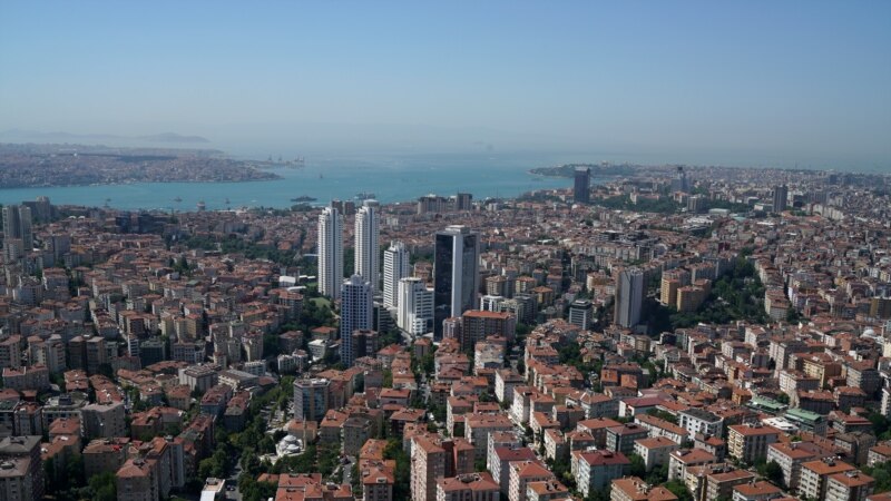Најмалку 25 луѓе загинаа во пожар во Истанбул