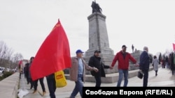 Снимка от протеста на БСП пред паметника на съветската армия. Някои от симпатизантите на партията носеха знамена на СССР 