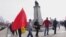 Снимка от протеста на БСП пред паметника на съветската армия. Някои от симпатизантите на партията носеха знамена на СССР 
