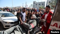 Ekipa hitne pomoći dovodi Palestinca u bolnicu Nasser, ranjenog u izraelskim napadima, u Khan Yunisu, jug Pojasa Gaze, 4. decembra 2023.