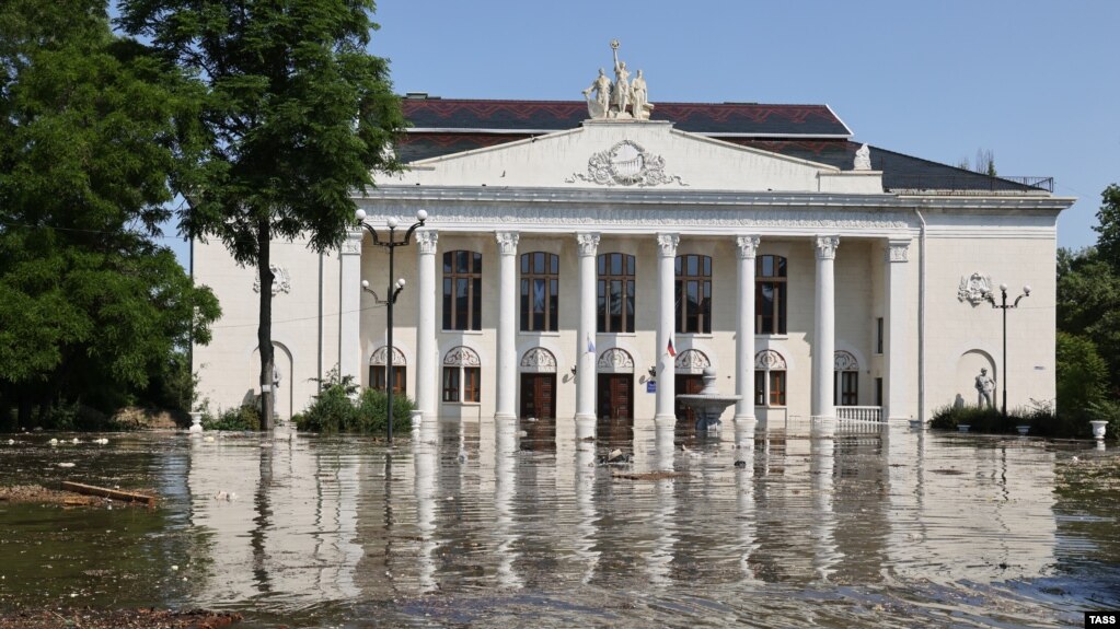 Підтоплення Будинку культури після підриву греблі на Каховській ГЕС. Нова Каховка, Херсонська область, 6 червня 2023 року