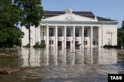 Центр Новой Каховки затоплен после разрушения плотины Каховской ГЭС, 6 июня 2023 года