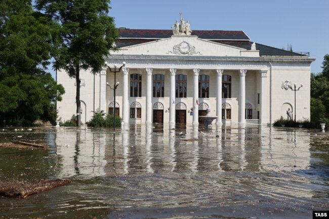 Центр Нової Каховки затоплено після руйнування греблі Каховської ГЕС, 6 червня 2023 року