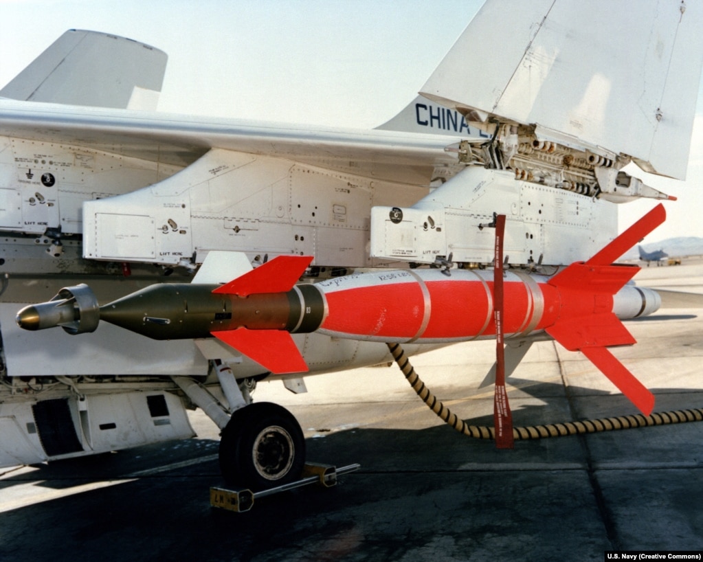 Municione precize ajrore. Në fotografi duket një bombë e drejtuar me lazer e llojit, AGM-123A Skipper II.
