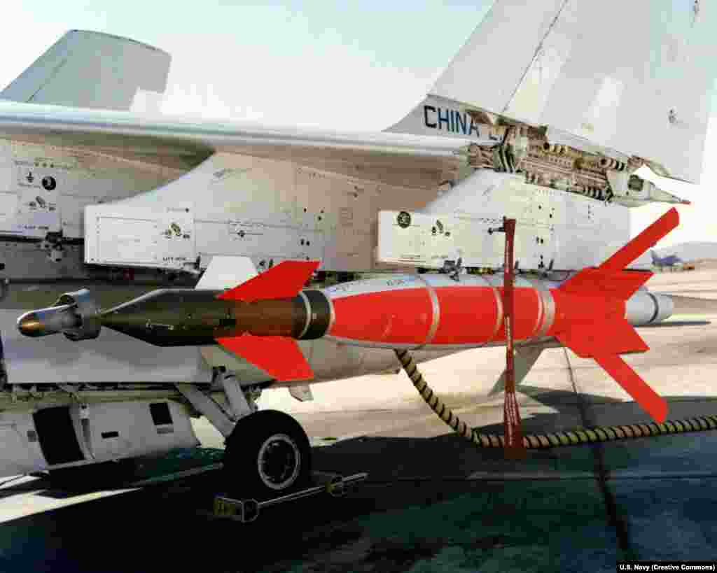 Високоточні авіаційні боєприпаси. Які конкретно не повідомляється. На фото: бомба з лазерним наведенням AGM-123A Skipper II