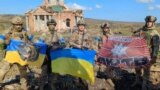 O fotografie difuzată de Kiev arată soldați ucraineni care pozează cu steaguri naționale ucrainene în fața unei clădiri distruse în satul Klișciivka, pe 17 septembrie.<br />
<br />
Președintele Volodimir Zelenski a anunțat că forțele ucrainene au eliberat Klișciivka, un sat de pe flancul sudic al Bahmut. Anunțul a fost făcut la două zile după ce armata ucraineană a anunțat că a preluat controlul asupra unui mic sat din apropiere, Andriivka, situat la aproximativ 10 kilometri sud-vest de Bahmut.