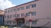 Ndërtesa në Mitrovicë të Veriut që autoritetet lokale pretendojnë se shfrytëzohet nga disa institucione të Serbisë. 