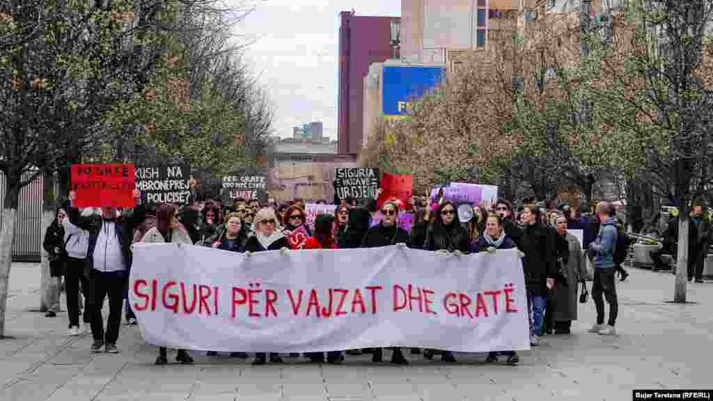 Kolektivi për Mendim dhe Veprim Feminist ka organizuar një protestë në Prishtinë duke kërkuar siguri për vajzat edhe gratë pas dyshimeve për dhunimin e një vazje të mitur.