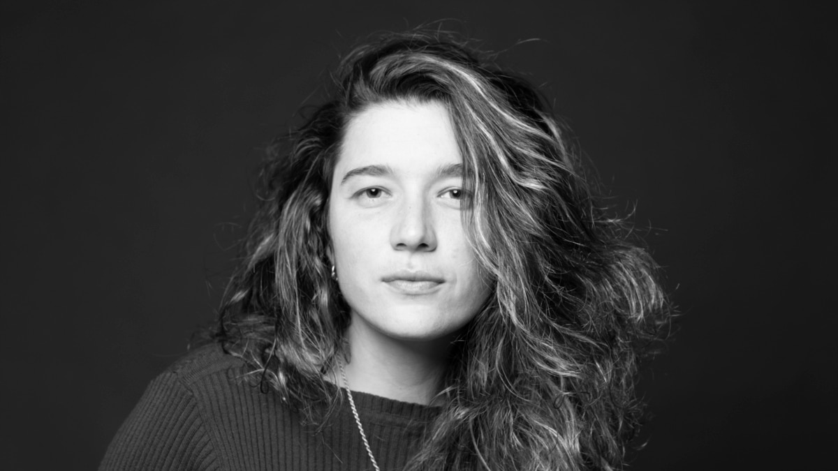 Играта с думите ѝ помага да уталожи тъгата. Както своята,