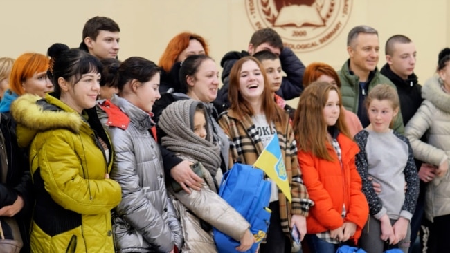 Copiii ucraineni duși de Rusia în Crimeea s-au reunit cu familiile lor
