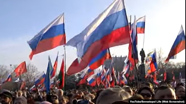 Обилие российской символики на пророссийском митинге в Севастополе, 23 февраля 2014 года