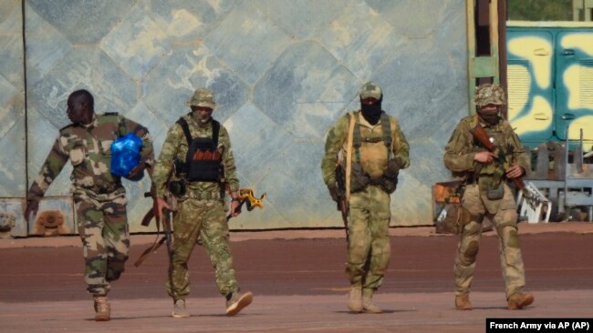 Трима наемници на "Вагнер" (вдясно) в Северно Мали.