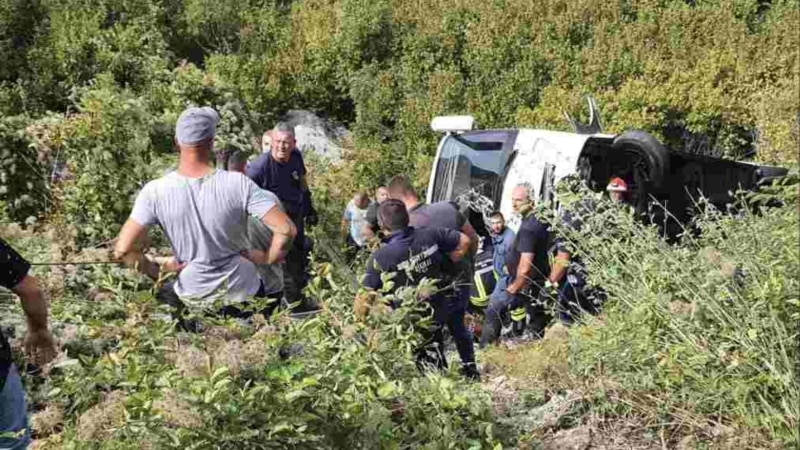 Dy persona të vdekur pas rrëzimit të autobusit në autostradën Cetinje - Budvë