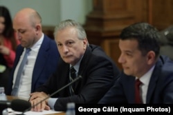 Cătălin Urtoi (în centru) a fost consilier al ministrului Sorin Grindeanu (în dreapta) și a ocupat funcția de director interimar în CNIR, în perioada aprilie 2023 - martie 2024.