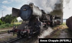 Un „kriegslokomotive” care trage vagoane de cărbune.