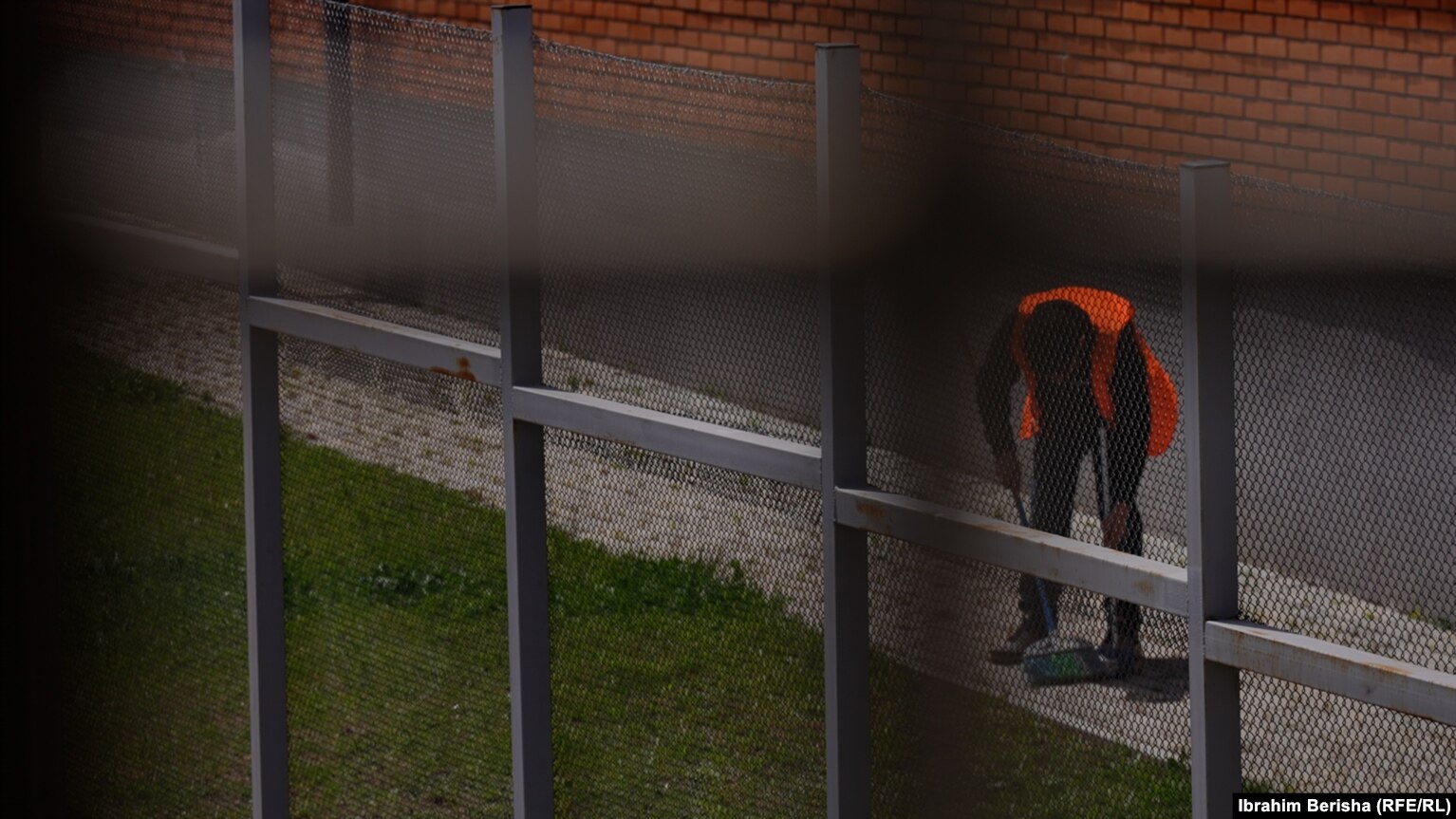 Një i burgosur duke fshirë oborrin në Qendrën e Paraburgimit në rajonin e Gjilanit.