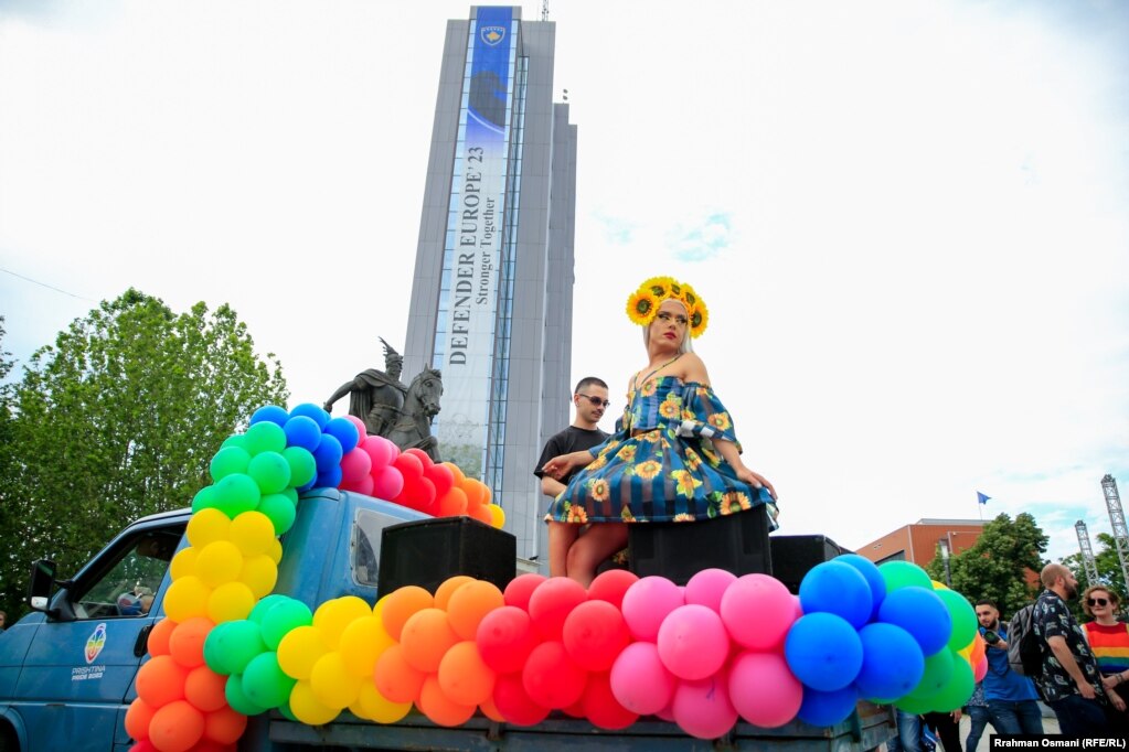 Në kryeqytetin e Kosovës, Prishtinë, është mbajtur Parada e Krenarisë. Shumë qytetarë morën pjesë në marshin e sivjetmë që kishte moton: &ldquo;T&rsquo;du qashtu qysh je!&rdquo;. Gjatë kësaj jave u zhvilluan aktivitet të ndryshme&nbsp;për promovimin e barazisë dhe fuqizimin e komunitetit LGBTI+ (homoseksual, lesbike, biseksual dhe transgjinor) në Kosovë.