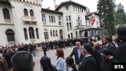 Хора са се събрали пред двореца "Врана" в очакване на траурната процесия.