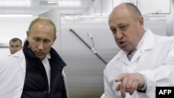 Prigožin, poznat kao "Putinov kuvar", sa tadašnjim ruskim premijerom Vladimirom Putinom u fabrici u kojoj se pravi ručak za škole, izvan Sankt Peterburga u septembru 2010.