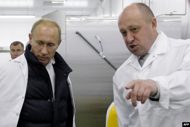 Yevgeny Prigozhin duke ia treguar Putinit, fabrikën ku krijohet ushqimi për fëmijët në shkollat e Shën Petersburgut. Shtator, 2010.