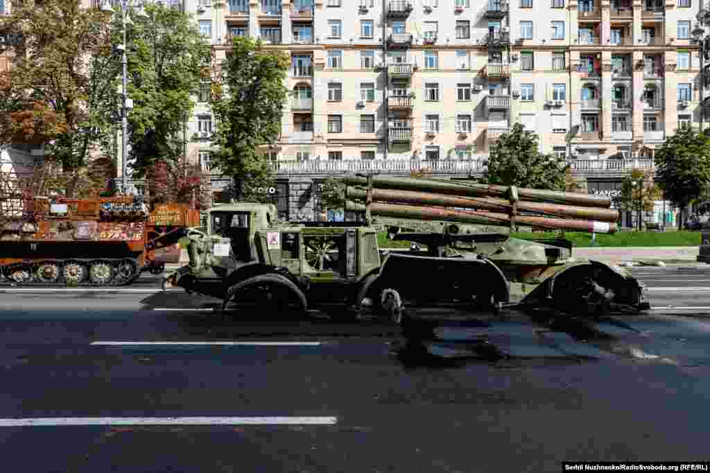 Echipamente militare distruse ale armatei ruse, pe bulevardul Kreșceatik. Kiev, 21 august 2023 &nbsp;