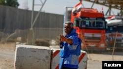 Камиони с хуманитарна помощ влизат през пропускателния пункт Рафах между Египет и Ивицата Газа, 21 октомври 2023