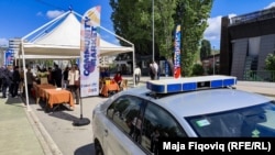 Pranë vendit ku mbahej Tregu i komuniteteve, u pa edhe Policia e Kosovës me një veturë.