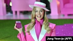 Australska glumica Margot Robbie pozira tokom promocije filma "Barbie" u Seulu 2. jula 2023. Istovremeno, Vijetnam je zabranio film zbog scena sa mapom Južnog kineskog mora, objavljeno je u junu.