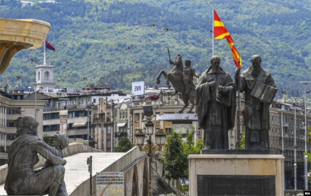 МАКЕДОНИЈА -&nbsp;Со повеќе настани под мотото &bdquo;Писмото е нашиот универзум&ldquo; денеска во Северна Македонија се одбележа Денот на сесловенските просветители светите браќа Кирил и Методиј, кои се основоположници на словенската писменост и литература и се заслужни за културниот развој на сите словенски народи.