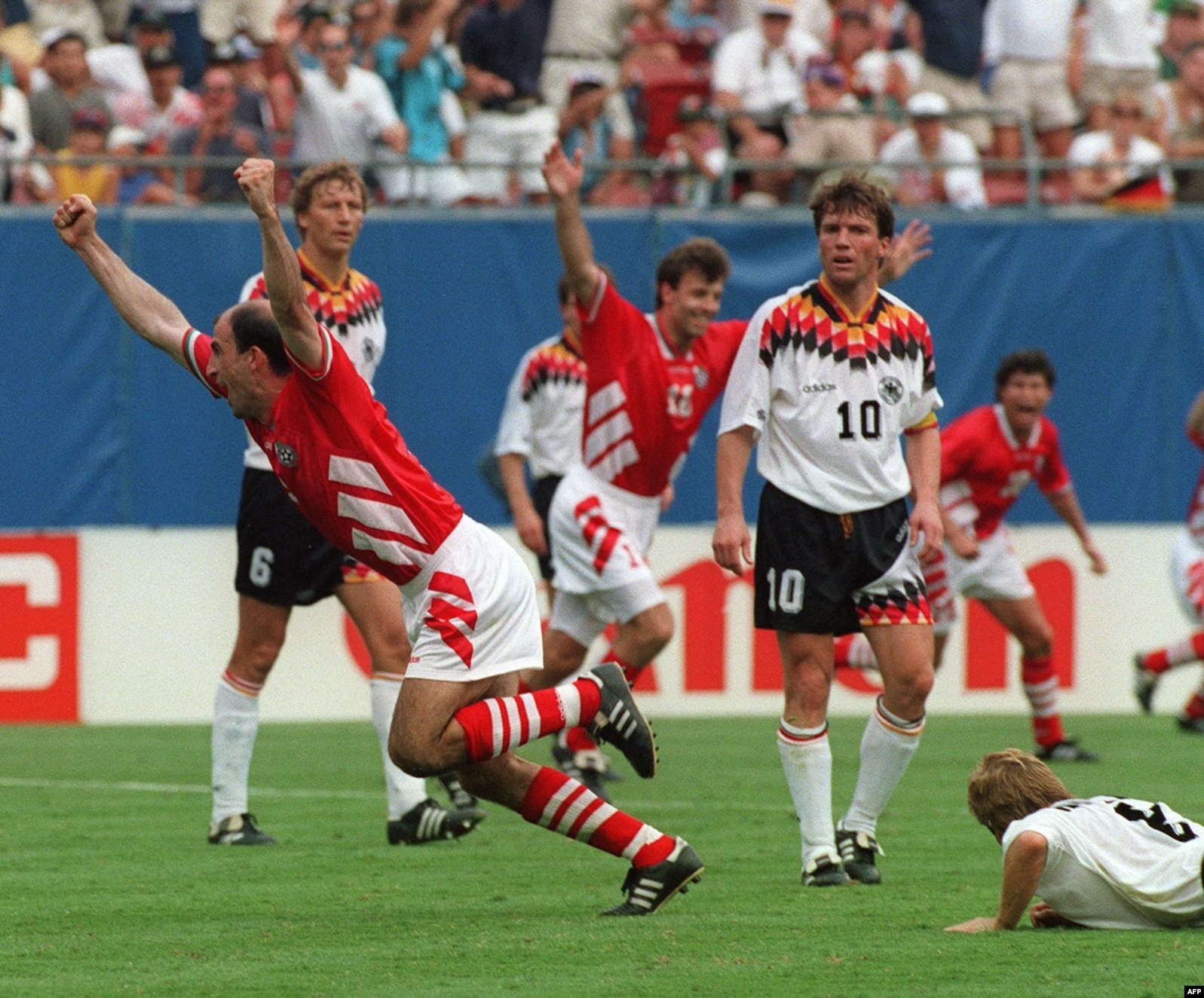 Йордан Лечков ликува след попадението си за 2:1 във вратата на Германия пред погледа на германския капитан Лотар Матеус на четвъртфиналите на "САЩ 94", Ийст Ръдърфорд, 10 юли 1994 г.