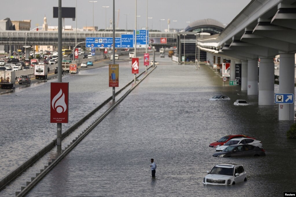 Në Dubai, disa automjete, përfshirë edhe autobusët, u zhytën pothuajse tërësisht në ujë.