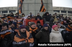 Люди собираются на патриотический концерт, посвященный предстоящему Дню защитника Отечества, на стадионе Лужники в Москве 22 февраля 2023 года