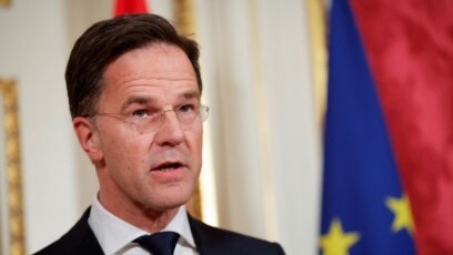 Премиерът на Нидерландия Марк Рюте връчи оставката на правителството си